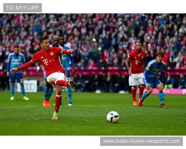 莱万点球稳稳罚进